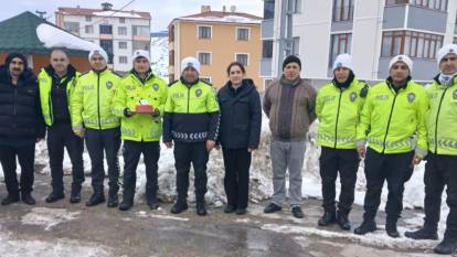 Eksi 15 derecede görev yapan polise doğum günü sürprizi