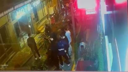 Beyoğlu'nda hareketli anlar! Otelden atıldı diye 6 kişiyi yanına alıp baskın yaptı