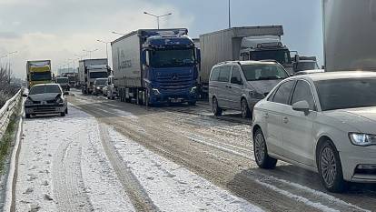 Karlı havada korkutan olay: 25 araç zincirleme kazaya karıştı