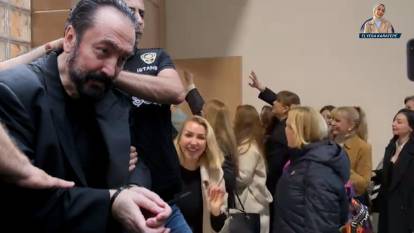 Adnan Oktar 5 suçtan beraat etti! Kediciklerin sevinci görenleri hayrete düşürdü