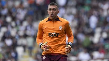 Galatasaray'ın yıldızı Muslera o kulüple imzaları attı!