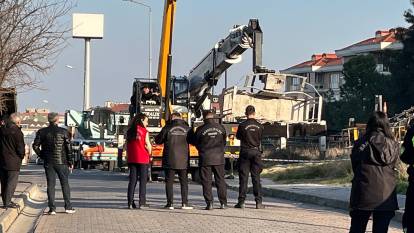 İstanbul'da feci kaza: Bakım yapan 4 işçi vinç sepetinden düştü!