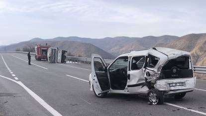 Kamyonet jandarmaya ait araca çarptı: 4'ü jandarma 5 kişi yaralı