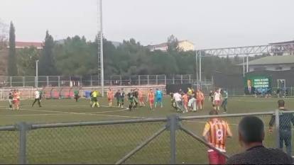 Futbol sahası savaş alanına döndü!