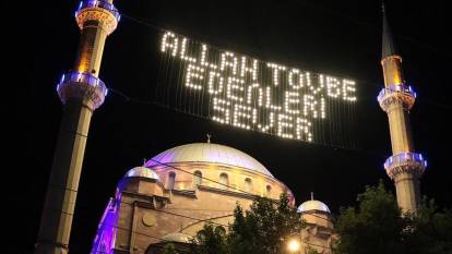 Kadir Gecesi’nde hangi namaz kılınır? Diyanet Kadir Gecesi namazı nasıl kılınır, kaç rekat? 2 ve 100 rekat namaz kılınışı