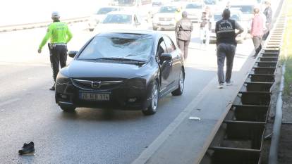 Eskişehir'de film gibi olay! Polisten kaçmak istedi, üst geçitten atladı otomobilin üzerine düştü