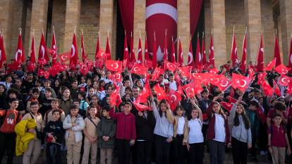 Çocuklar 23 Nisan'da 'Ata'sına koştu: Bakan Tekin öğrencilerle birlikte Anıtkabir’de!