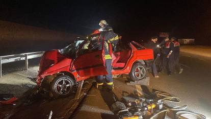 Korkunç kaza! Otomobil bariyerlere saplandı, içindeki iki kişi yaşamını yitirdi