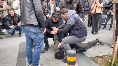 Üzerinden makas çıkan eylemci: Burun kıllarımı alıyorum