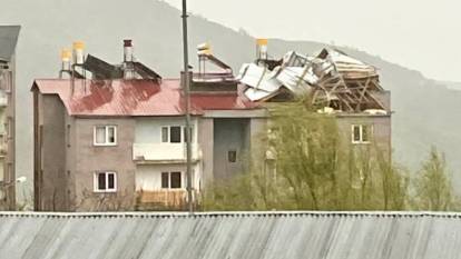 Tunceli'de ve Elazığ'da fırtına! Çatılar uçtu