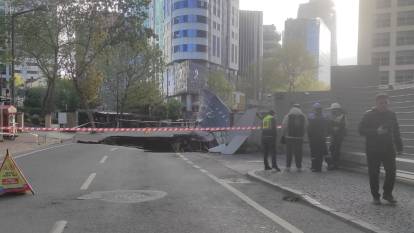 Son dakika! Trafiğe çıkacaklar dikkat! Sarıyer'de yol çöktü
