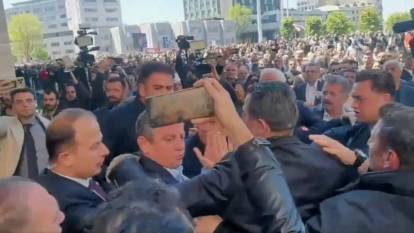 CHP lideri Özgür Özel’e kim saldırdı? Selçuk Tengioğlu kimdir? Ekol TV Haber Müdürü Aziz Akova canlı yayında açıkladı!