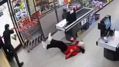 Kadın kasiyere marketin ortasında feci dayak: Darbelerin etkisiyle yere düştü