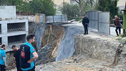 Gaziosmanpaşa’da yol çöktü