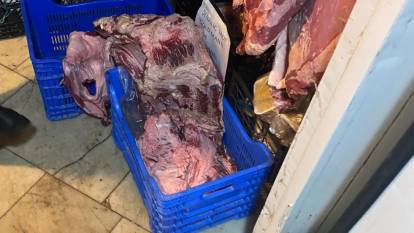 Şüpheli et görüntülerinin ardından harekete geçildi: Zincir markete baskın!