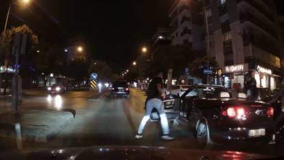 Görüntüler korku filmi gibi! Kılıfından çıkardığı döner bıçağını trafikte böyle salladı