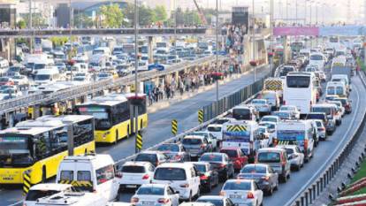 İstanbul'da pazartesi kaosu: Trafik kontrolden çıktı, yoğunluk yüzde 90'a kadar dayandı