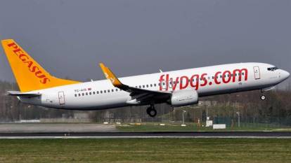 Bir yolcu diğer yolculara saldırdı, Pegasus uçağında olay! Pilot yardım istedi: Polise ihtiyacımız var