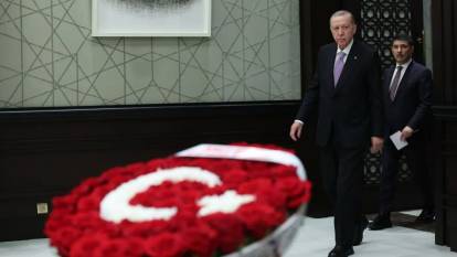 Bahçeli'den kabineye Türk Bayraklı çiçek!
