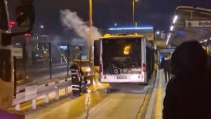 Metrobüsün motoru yandı! Seferler aksadı