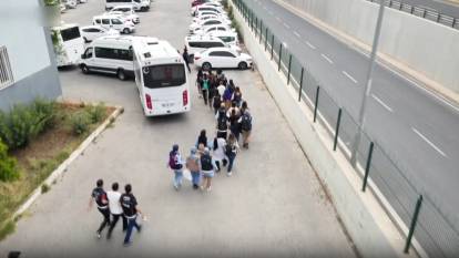 Kendilerini kamu görevlisi gibi tanıtıp onlarca kişiyi dolandırmışlar! Tek tek yakalandılar