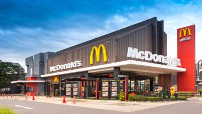 EŞİ BENZERİ GÖRÜLMEMİŞ KARAR: 21 yaşının altındakiler artık McDonalds'a giremeyecek!
