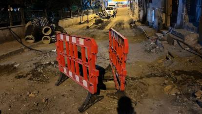 Bomba gibi patladı! İstanbul'da korkutan olay: Çalışma yapılan sokakta rögar kapağı patladı