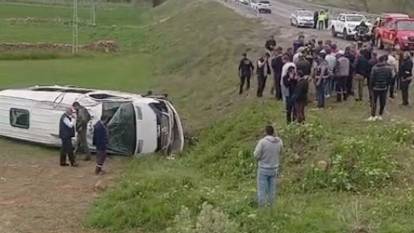 Öğrencileri taşıyan minibüs devrildi: 16 kişi yaralandı