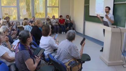 60 yaş üstü yeniden okullu oldu: Yapay zeka ile tanıştılar