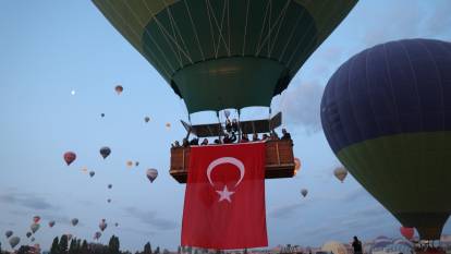 Kapadokya'da balonlar 19 Mayıs için havalandı! İşte muhteşem görüntüler