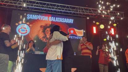 Şampiyonluk kutlamasında sürpriz evlilik teklifi