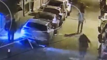 Yan bakma kavgası: Kaldırım taşıyla kafasına vuranlara, silahla karşılık verdi: O anlar kamerada