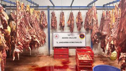 Depoda et değil skandal saklamışlar! 3 ton kokuşmuş at eti ele geçirildi
