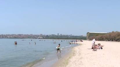 Sıcaklıklar bunalttı İstanbullu soluğu plajlarda aldı!