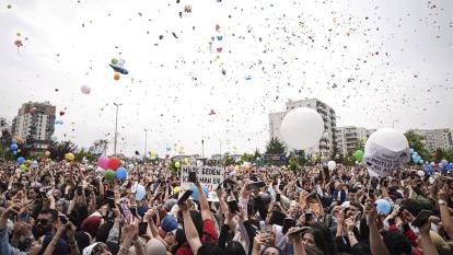 Meydan doldu taştı: İstanbul Ali Asaf için balonları gökyüzüne bıraktı