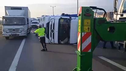 İstanbullular dikkat! TEM'de TIR devrildi