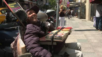 Hayata tek parmağıyla tutundu: Tekerlekli sandalyesinde 25 kitap yazdı, 3 üniversite okudu