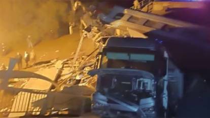 Köprü tren yolunun üzerine çöktü! Büyük facia yaşandı: 7 kişi öldü en az 69 kişi yaralandı