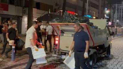 İzmir Büyükşehir Belediye Başkanı Cemil Tugay çöpleri topladı