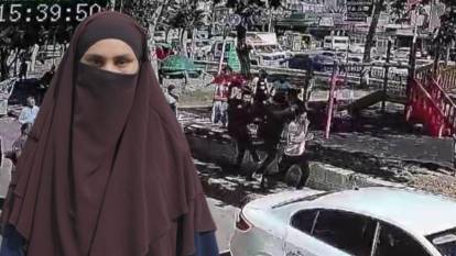 Şehir eşkıyaları yine sahnede! Annelerini çocuklarının gözü önünde darbettiler