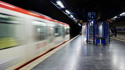 METROYA BİNDİ KARŞI KOLTUKTA GÖRDÜKLERİ KARŞISINDA ŞAŞKINA DÖNDÜ!