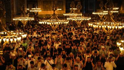 Yüzlerce kişi avluda namaz kıldı: Kurban Bayramı'nda camiler doldu taştı!