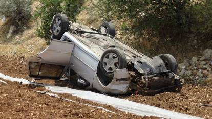 Virajı alamayan otomobil takla attı: 3 kişi yaralandı