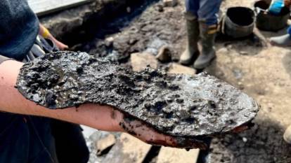 Arkeologlar şokta: Dev ayaklı askerin 2000 yıllık ayakkabısı bulundu! Roma Kalesi’nde keşfedildi