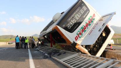 Faciadan dönüldü: Yolcu otobüsü devrildi, 3 kişi ağır yaralandı