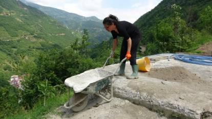Oyunculuğu bırakıp toprağa sarıldı! " Trabzon'da ölmeye geldim"