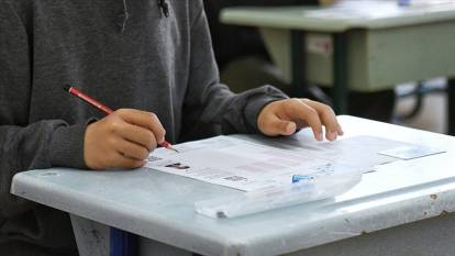 Bugün sınav var mı, ne sınavı var? Okul önlerinde kalabalık, sınıflarda heyecan yaşanıyor!