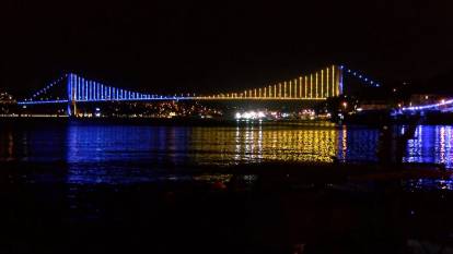 İstanbul Boğazı'ndaki köprüler Sarı Lacivert oldu: Şampiyon Fenerbahçe'ye jest