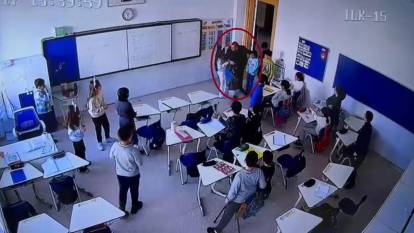 Öğretmenden öğrenciye sınıf ortasında şiddet iddiası: Güvenlik kamerasına yansıdı