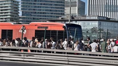 Sefaköy metrobüs durağında yangın paniği!